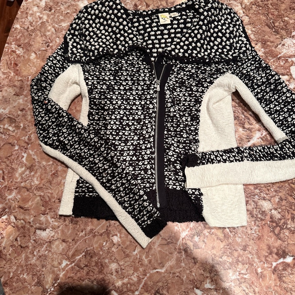 Women's Black and White Patterned Sweater